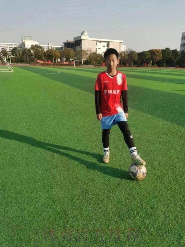 为消防车带路的少年，想当职业足球运动员