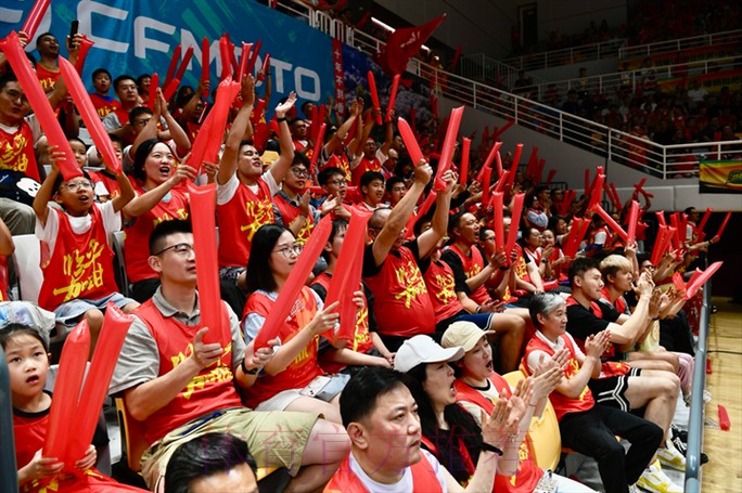 女五联赛浙江临平赛区开赛 揭幕战吸引1500余名球迷助阵 女五联赛浙江临平赛区开赛 揭幕战吸引1500余名球迷助阵